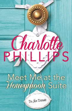 Charlotte Phillips Meet Me at the Honeymoon Suite: HarperImpulse Contemporary Fiction обложка книги