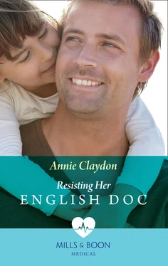 Annie Claydon Resisting Her English Doc обложка книги