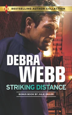 Debra Webb Striking Distance обложка книги