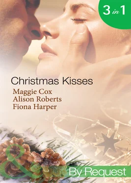 Alison Roberts Christmas Kisses: The Spanish Billionaire's Christmas Bride / Christmas Bride-To-Be / Christmas Wishes, Mistletoe Kisses обложка книги