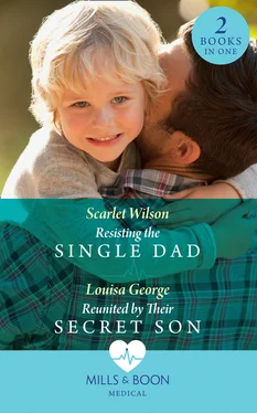Scarlet Wilson Resisting The Single Dad: Resisting the Single Dad / Reunited by Their Secret Son обложка книги