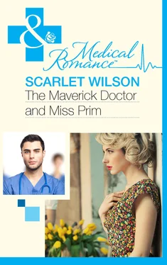 Scarlet Wilson The Maverick Doctor and Miss Prim обложка книги