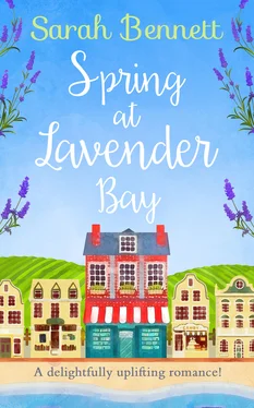 Sarah Bennett Spring at Lavender Bay: A delightfully uplifting holiday romance for 2018! обложка книги