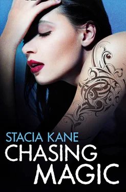 Stacia Kane Chasing Magic обложка книги