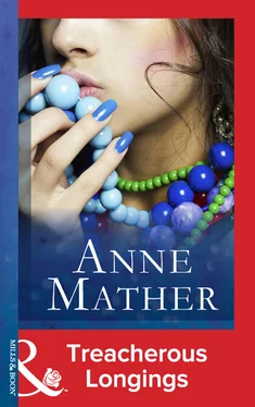 Anne Mather Treacherous Longings обложка книги