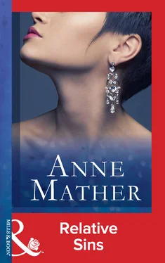 Anne Mather Relative Sins обложка книги