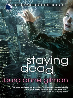 Laura Gilman Staying Dead обложка книги