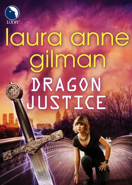 Laura Gilman Dragon Justice обложка книги