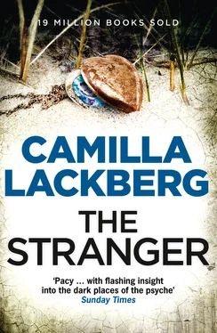 Camilla Lackberg The Stranger обложка книги