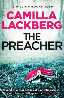 Camilla Lackberg The Preacher обложка книги