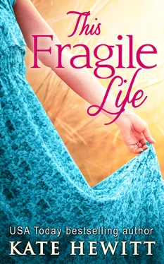 Kate Hewitt This Fragile Life обложка книги