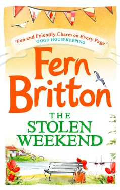Fern Britton The Stolen Weekend обложка книги