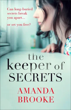 Amanda Brooke The Keeper of Secrets обложка книги