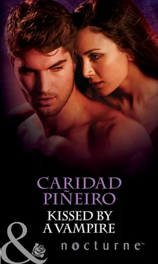 Caridad Pineiro Kissed by a Vampire обложка книги