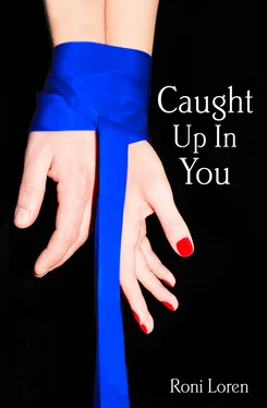 Roni Loren Caught Up In You обложка книги