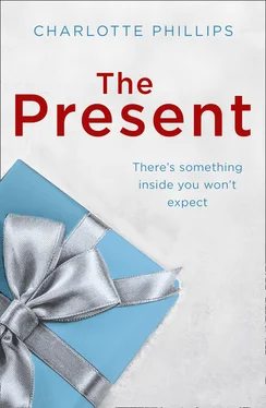 Charlotte Phillips The Present: The must-read Christmas romance of the year! обложка книги