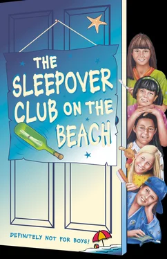 Angie Bates The Sleepover Club on the Beach обложка книги