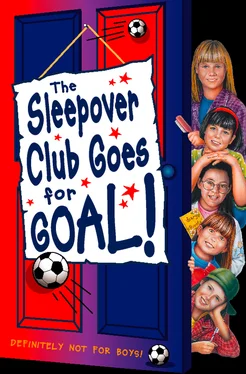 Fiona Cummings Sleepover Club Goes For Goal! обложка книги