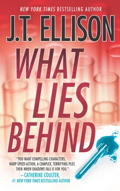 J.T. Ellison What Lies Behind обложка книги