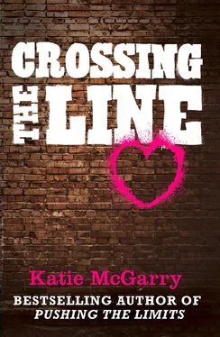 Katie McGarry Crossing the Line обложка книги