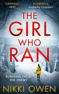 Nikki Owen The Girl Who Ran обложка книги