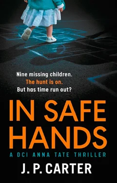 J. Carter In Safe Hands: A D.C.I Anna Tate thriller that will have you on the edge of your seat обложка книги