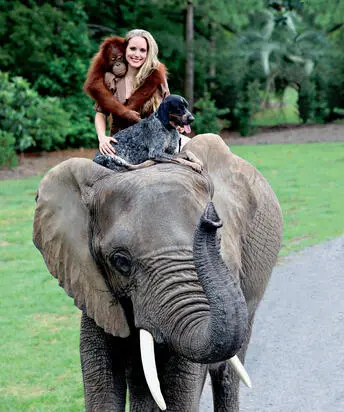 Bubbles gives a lift to Suryia Roscoe and animal trainer Moksha Bybee - фото 3