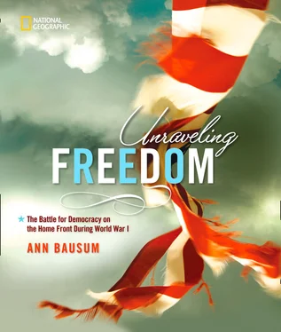 Ann Bausum Unraveling Freedom: The Battle for Democracy on the Homefront During World War I обложка книги