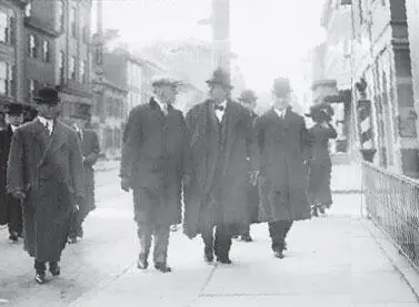 Presidential contenders William Jennings Bryan wearing bow tie talking with - фото 19