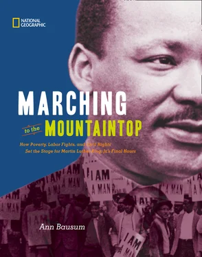 Ann Bausum Marching to the Mountaintop: How Poverty, Labor Fights and Civil Rights Set the Stage for Martin Luther King Jr's Final Hours обложка книги