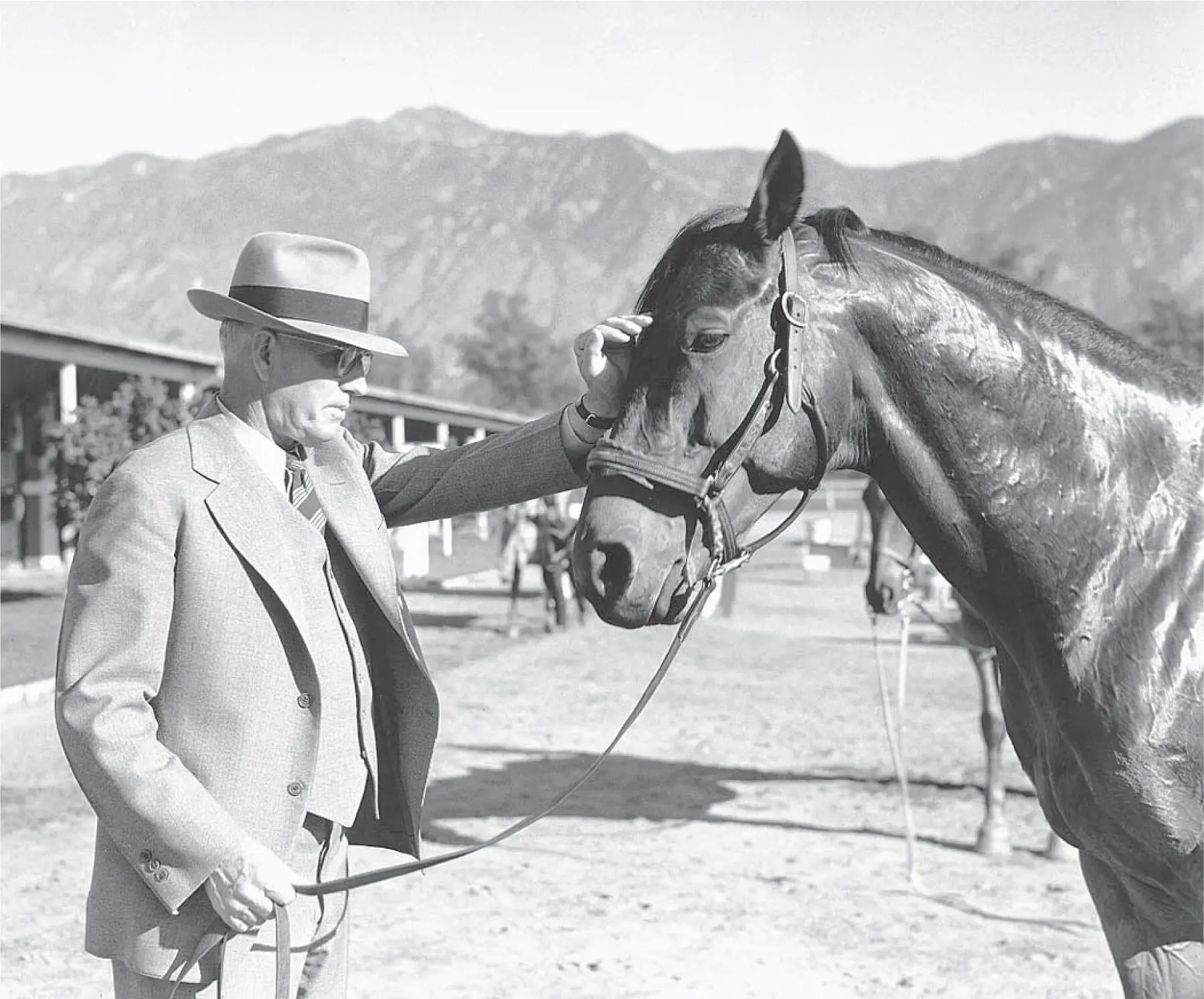 Smith and Seabiscuit APWIDE WORLD PHOTOS Chapter 3 MEAN RESTIVE AND - фото 3