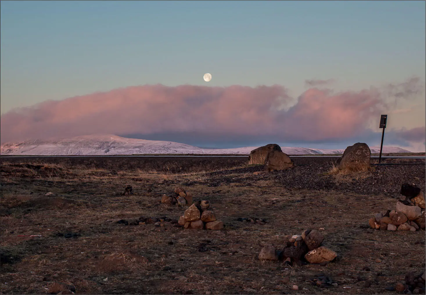 The Moon setting in the morning sky over Icelandic mountains Конец - фото 2