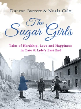 Duncan Barrett The Sugar Girls: Tales of Hardship, Love and Happiness in Tate & Lyle’s East End обложка книги