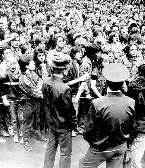 Чистый лист мёртвый лист Стоял обычный октябрьский день 1986 г как сейчас - фото 12