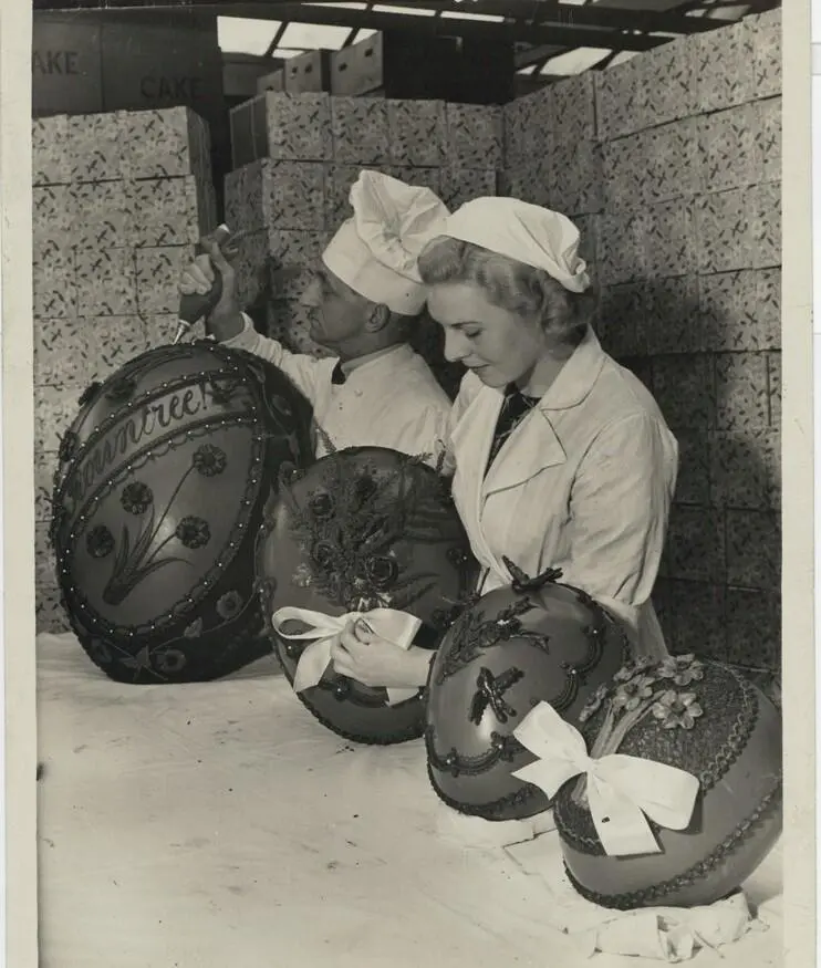 Rowntrees confectioners handdecorating Easter eggs c1930s Société des - фото 1