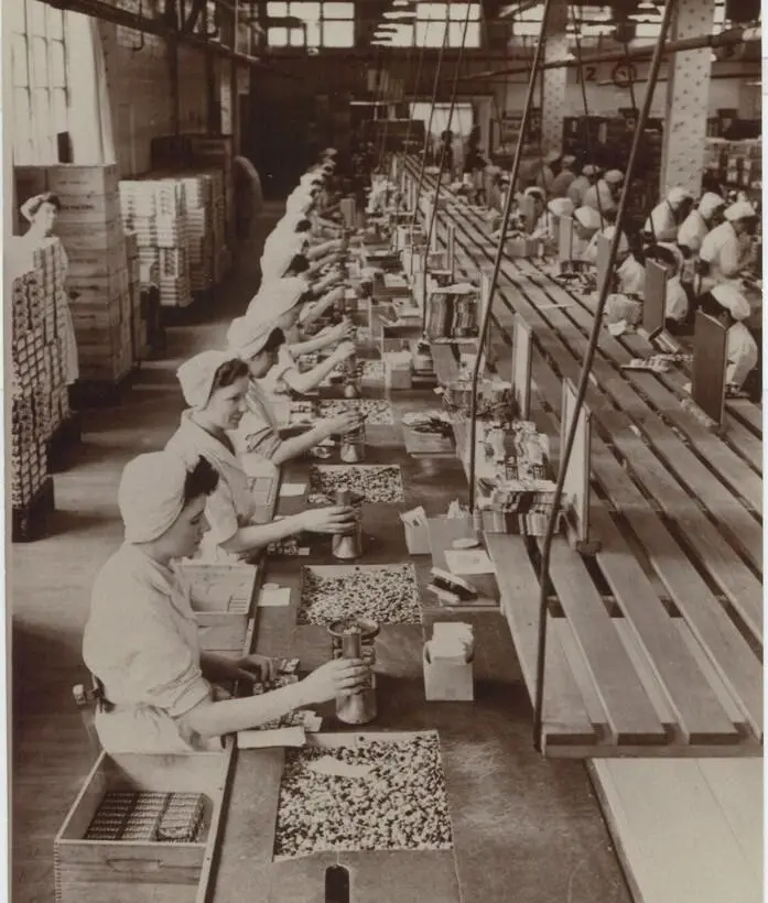 Ladies packing Smarties into cinema cartons early 1950s Société des - фото 3
