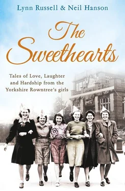 Lynn Russell The Sweethearts: Tales of love, laughter and hardship from the Yorkshire Rowntree's girls обложка книги