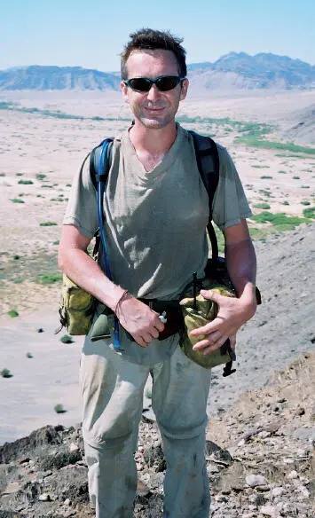 Bruce in the Namib during filming of Serious Desert He also led the very first - фото 9