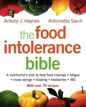 Antoinette Savill The Food Intolerance Bible: A nutritionist's plan to beat food cravings, fatigue, mood swings, bloating, headaches and IBS обложка книги