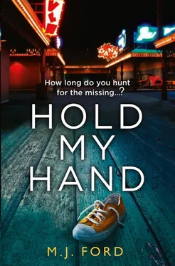 M.J. Ford Hold My Hand: The addictive new crime thriller that you won’t be able to put down in 2018 обложка книги