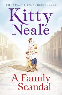 Kitty Neale A Family Scandal обложка книги