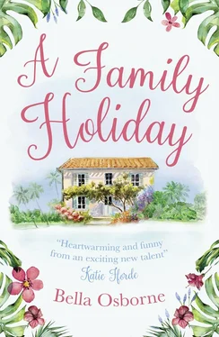 Bella Osborne A Family Holiday: A heartwarming summer romance for fans of Katie Fforde обложка книги