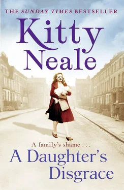 Kitty Neale A Daughter’s Disgrace обложка книги