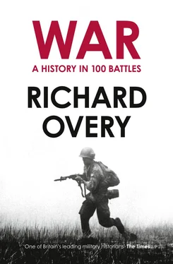 Richard Overy War: A History in 100 Battles обложка книги