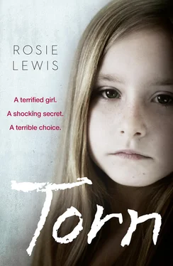 Rosie Lewis Torn: A terrified girl. A shocking secret. A terrible choice. обложка книги