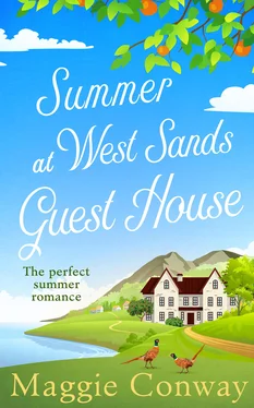 Maggie Conway Summer at West Sands Guest House: A perfect feel good, uplifting romantic comedy обложка книги