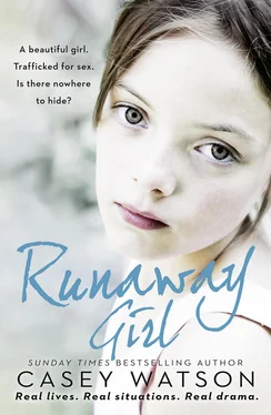 Casey Watson Runaway Girl: A beautiful girl. Trafficked for sex. Is there nowhere to hide? обложка книги