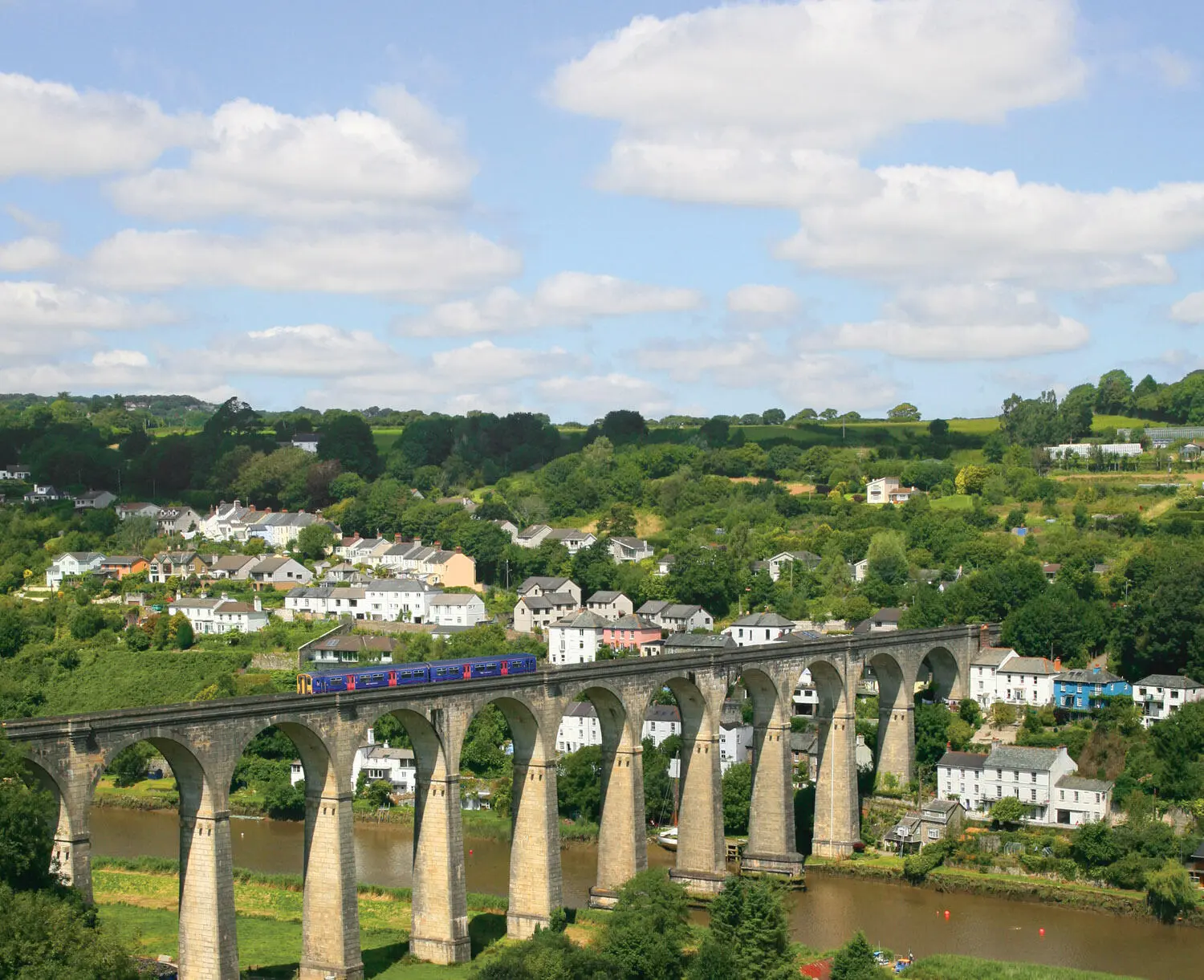 A Plymouth to Gunnislake train slowly crosses the River Tamar on the impressive - фото 24
