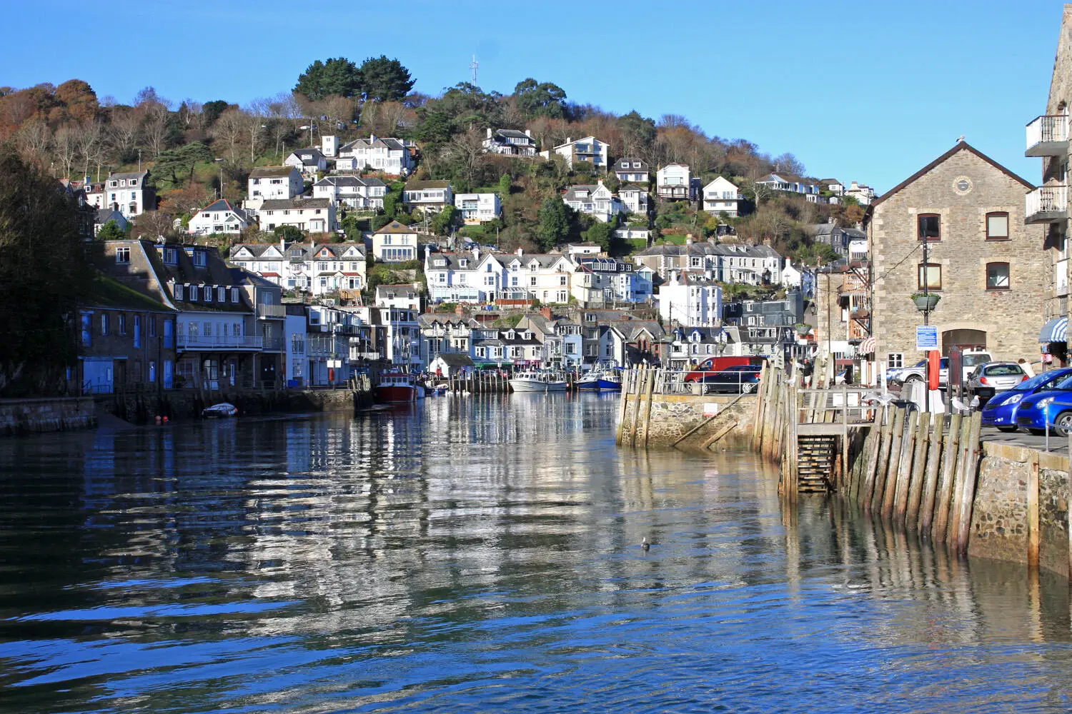 The picturesque harbour at Looe is the jumpingoff point for boat trips up the - фото 18
