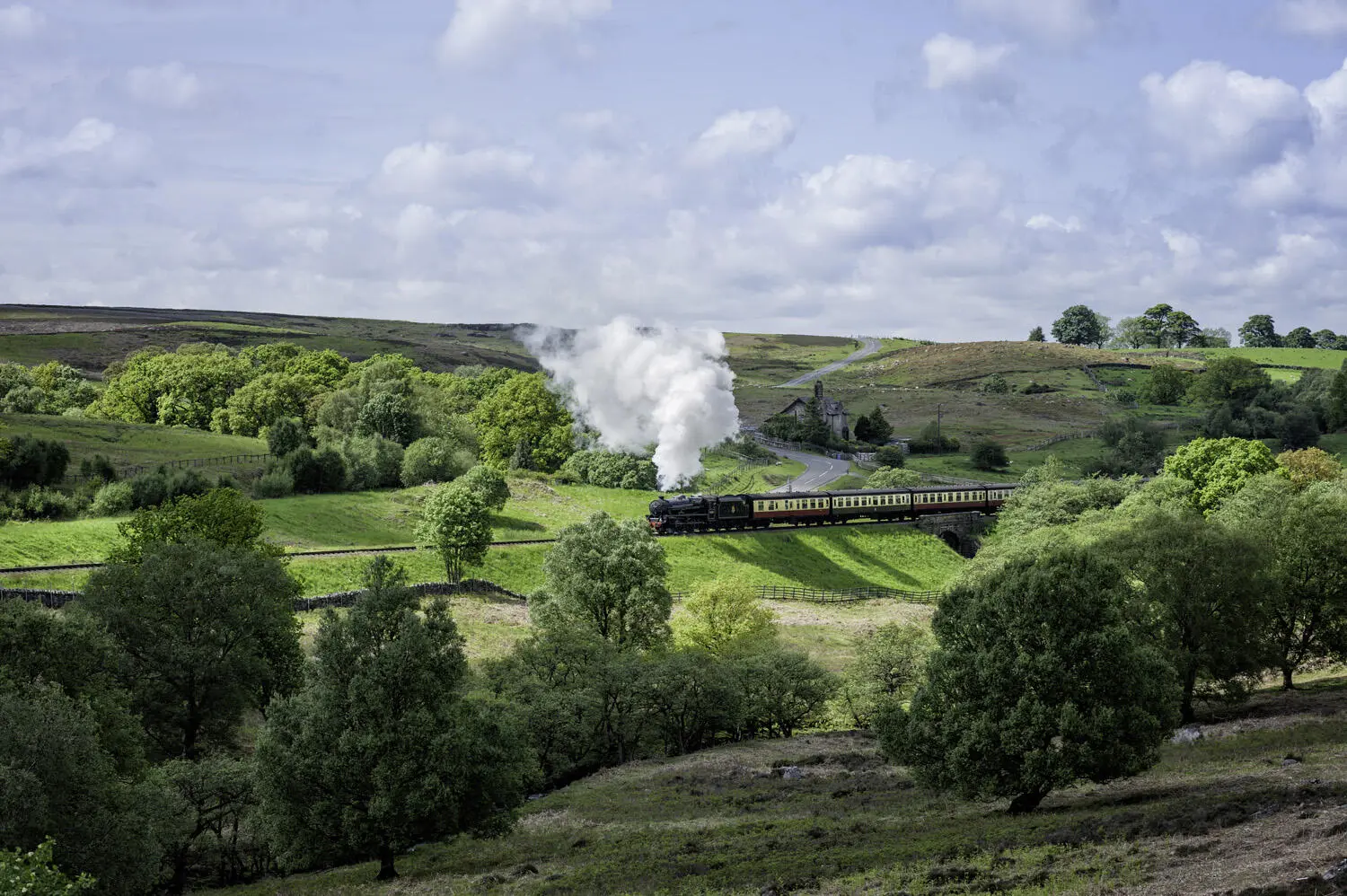 A steam train on the North Yorkshire Moors Railway between Goathland and - фото 6